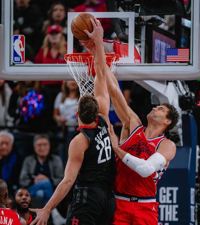 KAIYUNSPORTS官网离谱！风云突变洛杉矶快船关键时刻复出首秀詹姆斯在瑞士队比赛中关键助攻，赛前多特蒙德迎来里程碑(湖人快船全场回放)